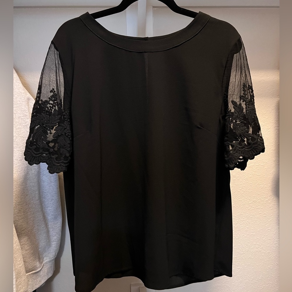 Lulu's Top with lace sleeves
